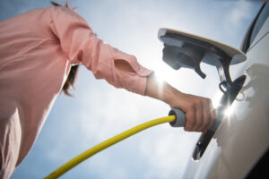 vehículo eléctrico cargando batería